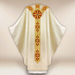 Casula sacerdotale ricamata ecru con siMadonnaolo IHS