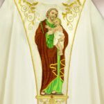 Casula sacerdotale ricamata con l'immagine di San Giuseppe