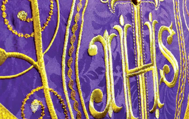 ricamo ornamentale ispirato alla tradizione liturgica