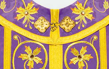 collo della casula liturgica – rifinitura accurata con ricamo