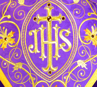 Dettaglio del ricamo liturgico IHS sulla casula – decorazione eucaristica