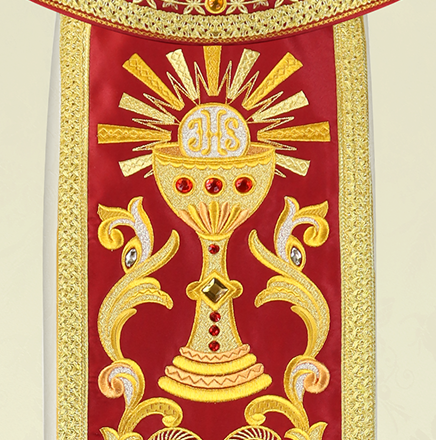 il simbolo del calice nella decorazione ricamata di un paramento liturgico