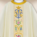 Elegante casula liturgica ricamata con motivo Mariano