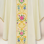 Elegante casula liturgica ricamata con motivo Mariano