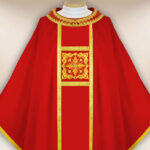 Elegante casula sacerdotale ricamata rossa