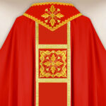 Elegante casula sacerdotale ricamata rossa