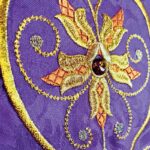 Casula sacerdotale ricamata viola con IHS