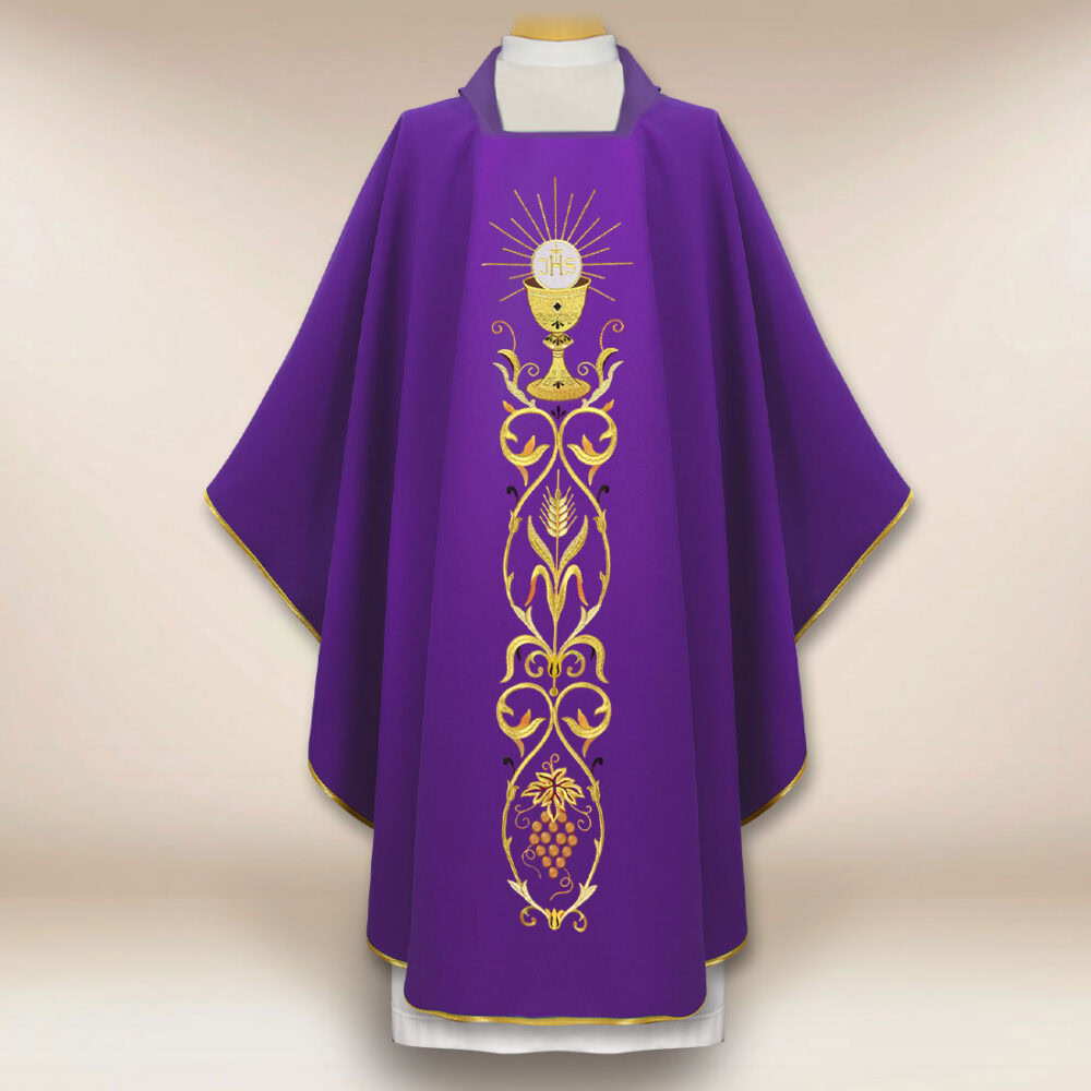 Bellissima casula sacerdotale ricamata viola con motivo del calice
