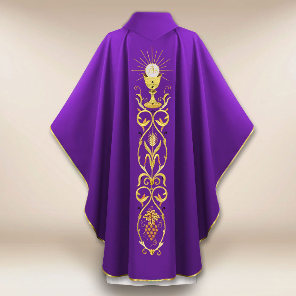 Bellissima casula sacerdotale ricamata viola con motivo del calice