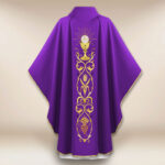 Bellissima casula sacerdotale ricamata viola con motivo del calice