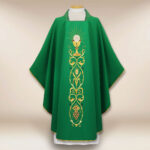 Bellissima casula sacerdotale ricamata verde con motivo del calice