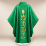 Bellissima casula sacerdotale ricamata verde con motivo del calice