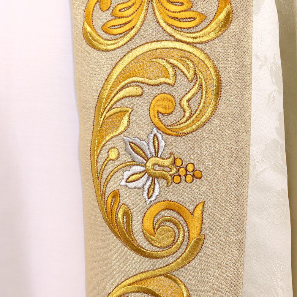 Piviale con monogramma IHS