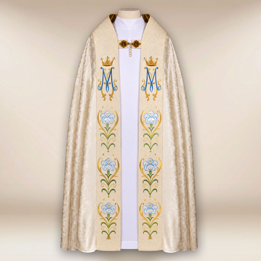 Przód kapy Maryjnej z monogramami pod koroną i haftowanymi liliami na połyskujących pasach