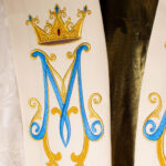 Haftowany monogram Maryjny pod koroną – detal pasa kapy.