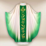 Casula con fascia verde IHS