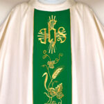 Casula con fascia verde IHS
