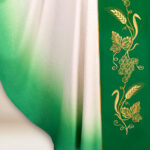 Casula con fascia verde IHS
